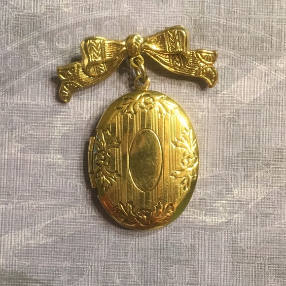 Oval Locket with Bow Tie Hanging Brooch - Host Pick - Picture 2 of 4